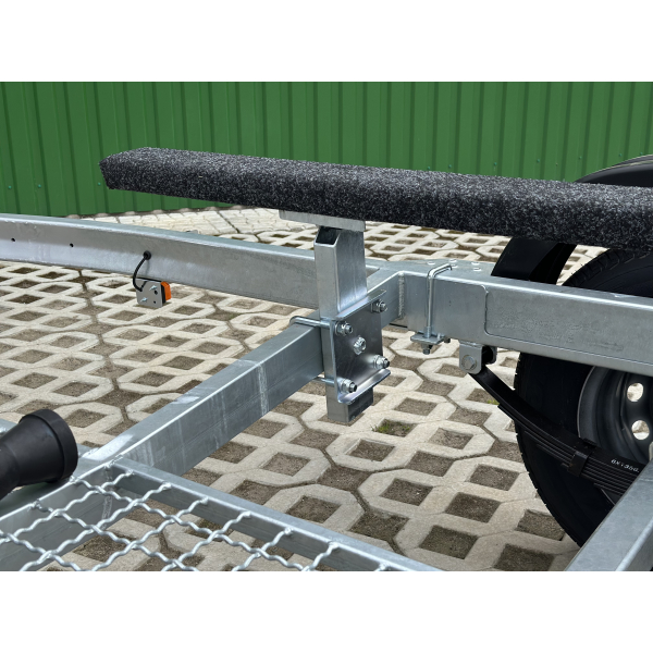 Trailer for transporting boats up to 5.3 m